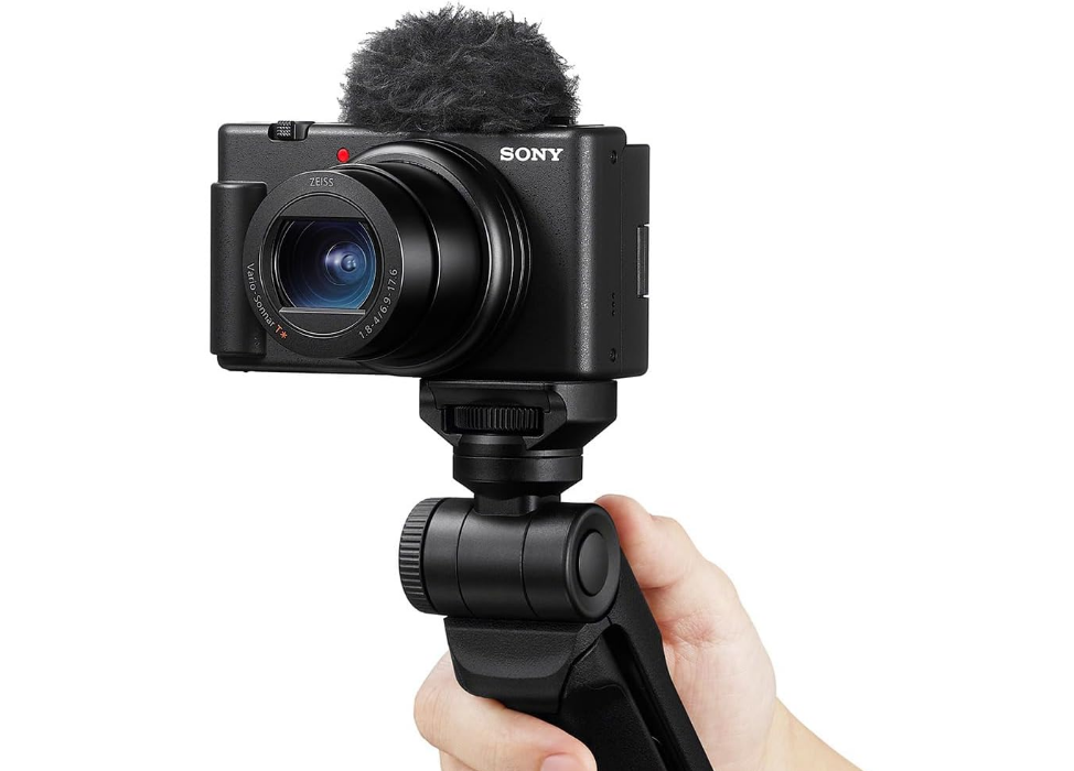 Una c&aacute;mara Sony ZV-1 II siendo sujetada de lado con un grip 